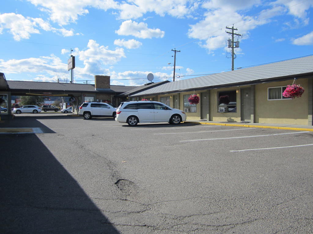 Camelot Court Motel Prince George Exterior foto